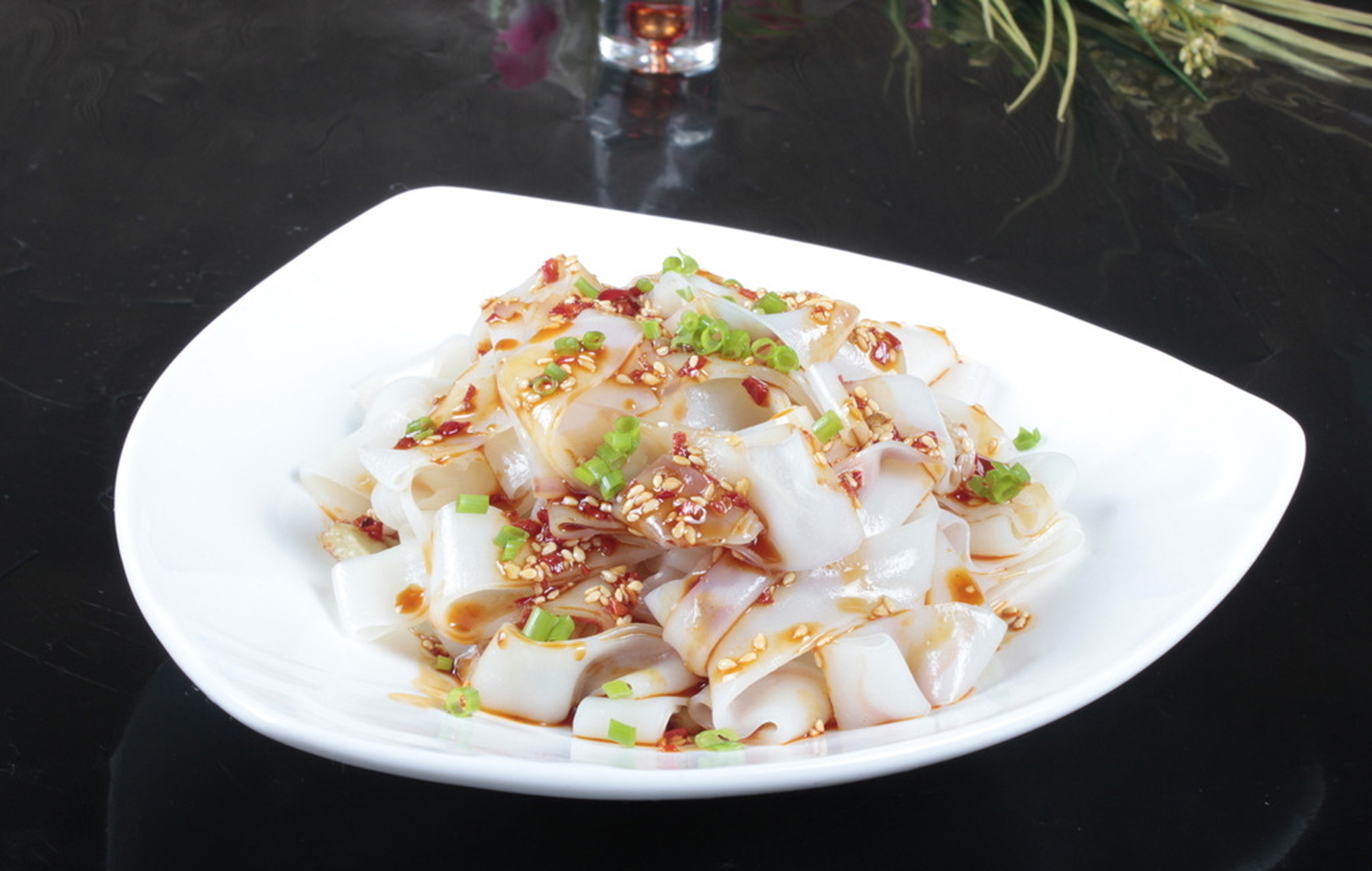 中國風(fēng)正宗涼皮美食海報設(shè)計圖片免費(fèi)下載_高清png素材_編號81lrumym1