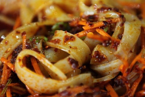 揭秘街頭2元烤腸 南寧人必看的真相與涼皮的隱憂