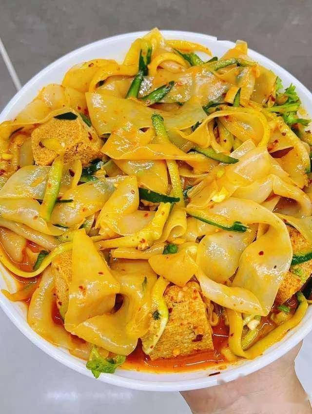 涼皮勁道有秘方，多加這一物，筋道爽滑不發(fā)硬，比小吃店的還好吃